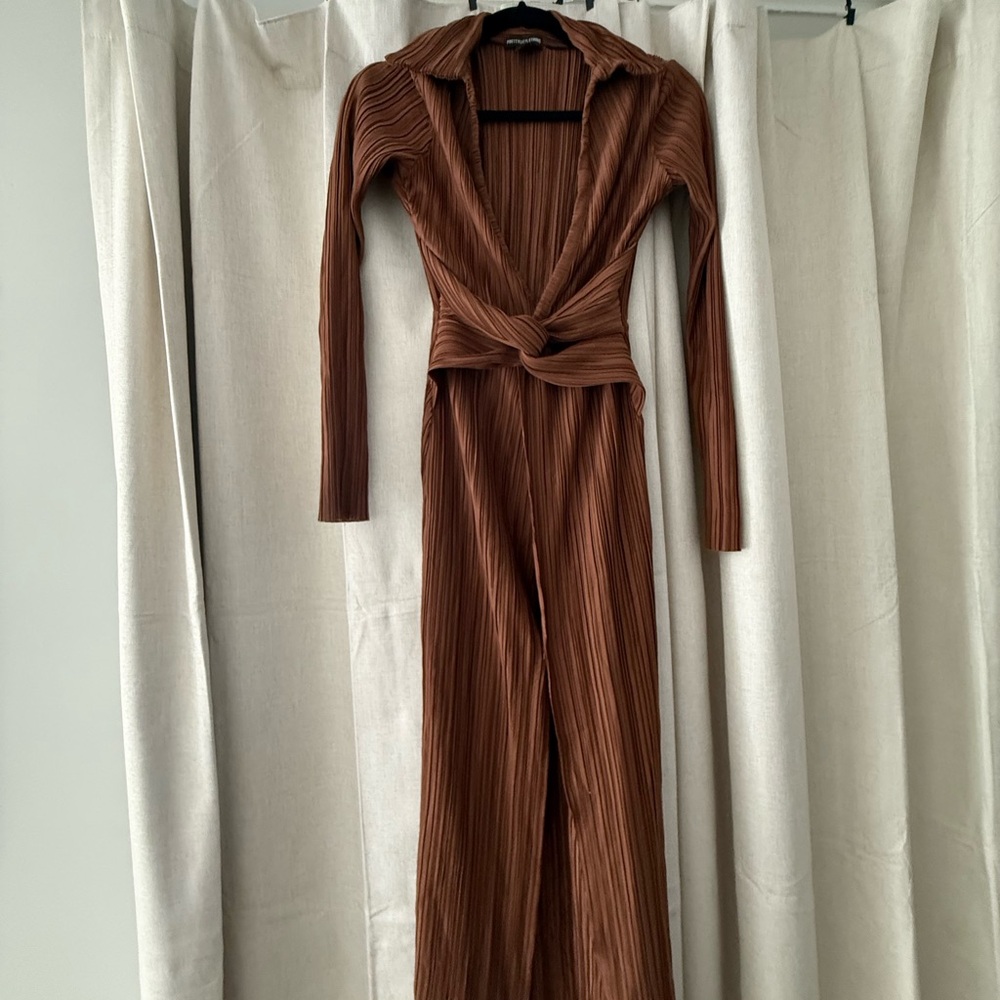 PLT Chocolate Plisse Collar Detail Twist Midaxi Dress